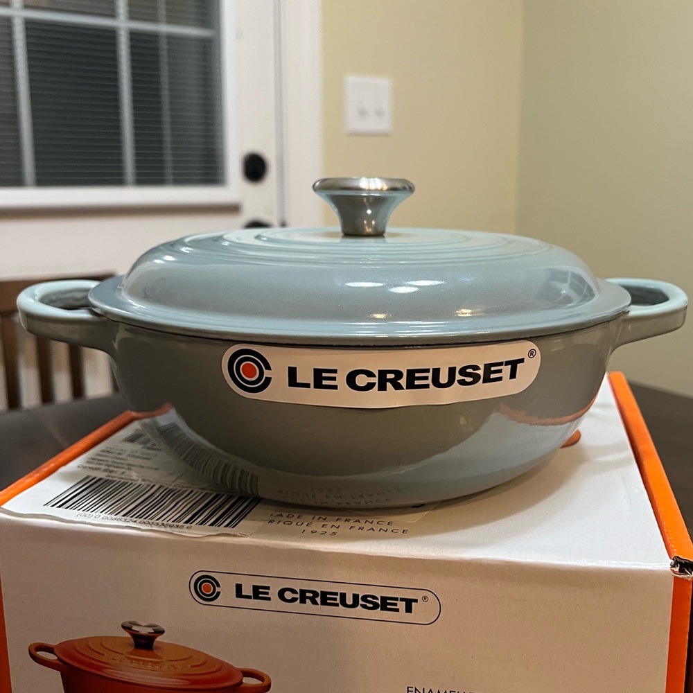 BRAND NEW Le Creuset Signature Enameled Cast Iron French Oven, 2 1/2 Qt